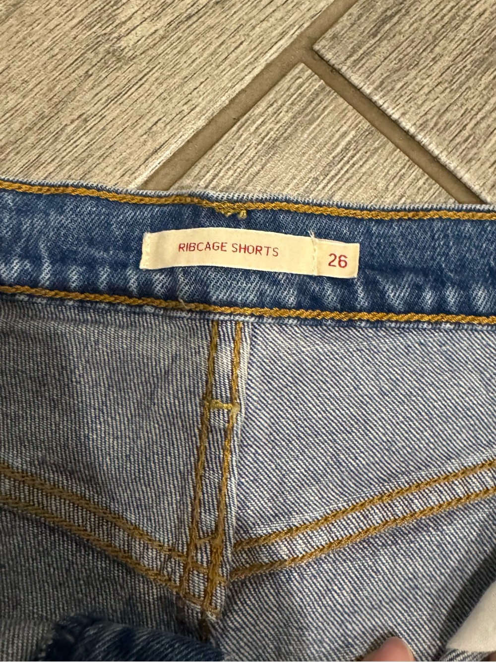 Levi’s Ribcage Shorts - Picture 5 of 7